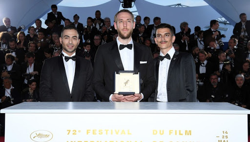 Ο σκηνοθέτης Βασίλης Κεκάτος με τον χρυσό φοίνικα ανάμεσα στους δύο πρωταγωνιστές της ταινίας 